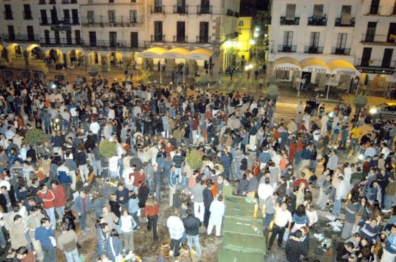 Botellón en la Plaza Mayor en 2002, antes de su prohibición. :: hoy