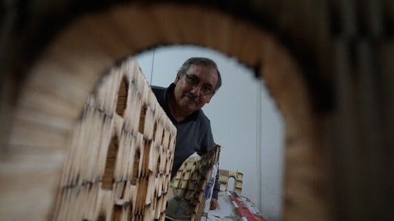 Luis Manuel Rondão trabaja en su taller en la maqueta del acueducto de Elvas. 