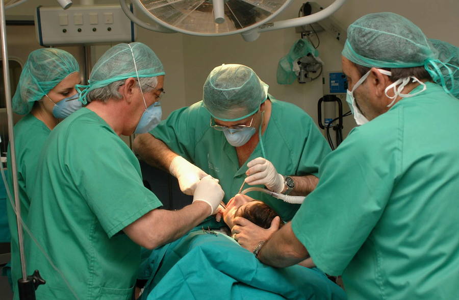 Cirujanos durante una intervención en un hospital de la región. 