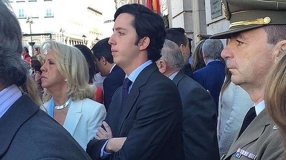 Francisco Nicolás, con su madre, ante la Real Casa de Correos - ABC