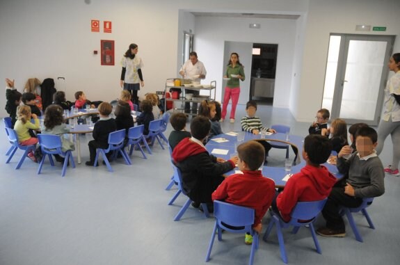 Un grupo de alumnos en el servicio de comedor en un colegio de Mérida. :: HOY