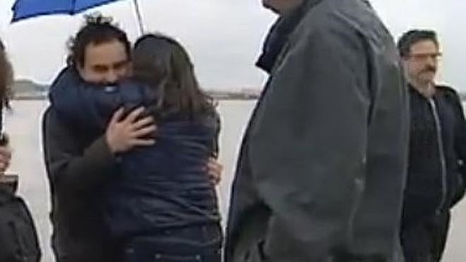 Ángel Sastre en el momento con el que tantas veces había soñado desde Siria, el abrazo con su madre