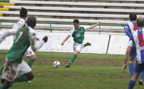 Gállego intenta un lanzamiento en el partido de ida frente al Izarra. :: a. méndez