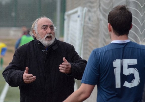 Rogelio Palomo, entrenador del Deportivo Pacense, ante el Valdelacalzada en El Vivero. :: hoy