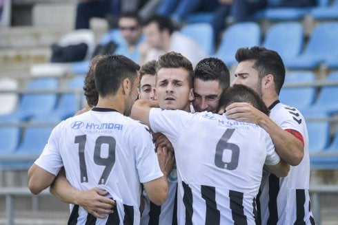 Abraham Pozo es felicitado por sus compañeros tras marcar el primer gol de Badajoz. :: J. VICENTE ARNELAS