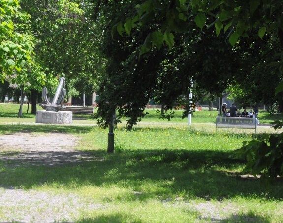 Parque de María Auxiliadora, con un banco ocupado en la zona central. :: brígido