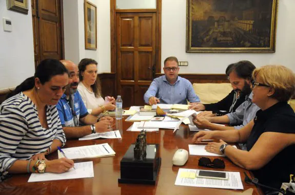 Reunión de portavoces de los diferentes grupos políticos en el Ayuntamiento de Mérida. :: HOY