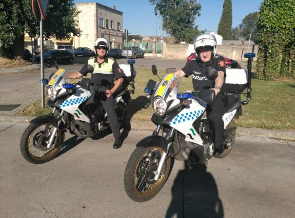 Ángel Carvajal, jefe de Policía, en su moto junto a un agente. : hoy