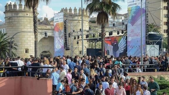 Público asistente a la pasada edición, en el escenario del Paseo Fluvial:: HOY. 