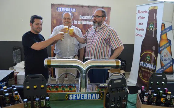 José Severiano Fernández -derecha-, saboreando ayer sus cervezas con dos visitantes en su puesto en 'Cervegarte'. :: fran h.