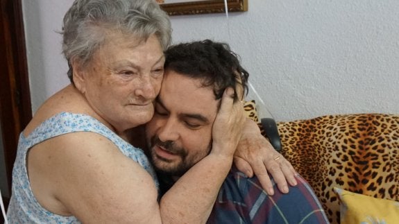 Su abuela María Luisa, de 87 años, abraza a Ángel tras su reencuentro. :: rubén bonilla