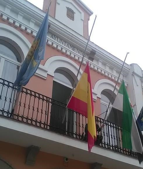 Las banderas ondean a media asta