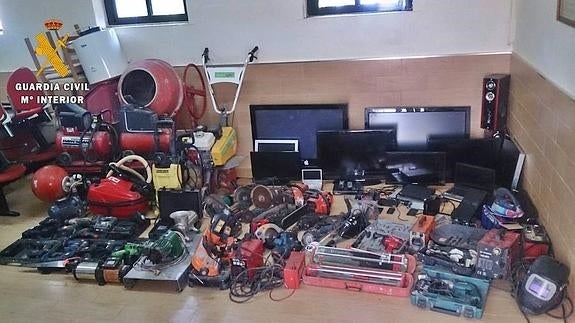 Algunos de los objetos recuperados por la Guardia Civil