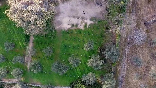 El cementerio alemán de Cuacos de Yuste y la cascada del Caozo, desde el aire