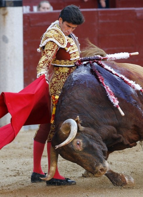 José Manuel Garrido en la faena a su primer toro de ayer. :: efe