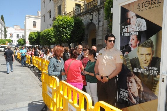 Colas en la plaza de España para comprar entradas. :: Brígido