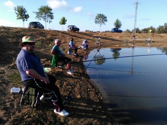 Vecinos pescando. :: Cedida