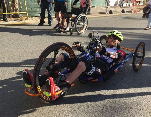 El hornachego, con su bicicleta adaptada, en Estepona. :: Hoy