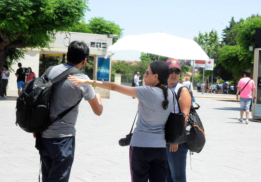 Turistas peruanos junto al Teatro Romano de Mérida, ayer. ::