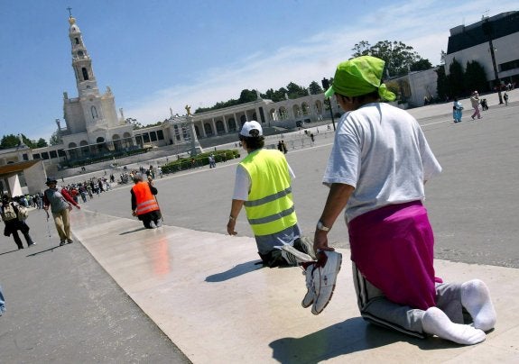 Fieles peregrinando al santuario de Fátima, a 218 kilómetros de Badajoz. :: HOY