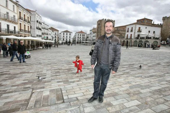 Antonino Antequera pasea por la Plaza Mayor. :: hoy