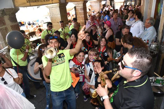 Las charangas continúan siendo una referencia de las ferias sobre todo en la Plaza Mayor, donde son la única música autorizada. :: david palma