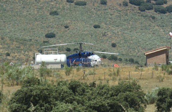 Base del helipuerto del Infoex situada a escasos metros del matadero de Plasencia. :: david palma