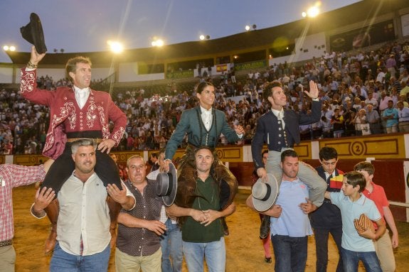 1. Escena en la que 'Pirata' muerde a 'Razonante'. 2. Lea Vicens, en su presentación en Badajoz. 3. Leonardo Hernández en un adorno sobre la testuz del toro. 4. Banderilla de Pablo Hermoso de Mendoza. 5. La terna a hombros.