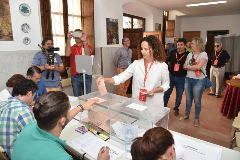 Pilar Lucio votando en Plasencia