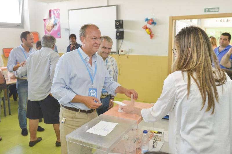 José Antonio Monago ejerce su derecho al voto en Badajoz