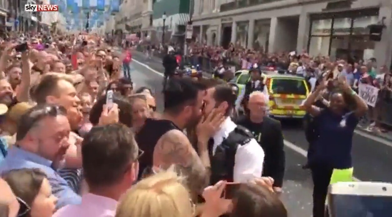 Un poli pide matrimonio a su novio en el desfile del Orgullo