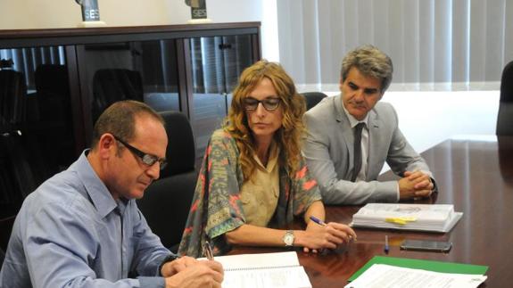 Firma del contrato entre el SES y la UTE San José-Magenta:: BRÍGIDO