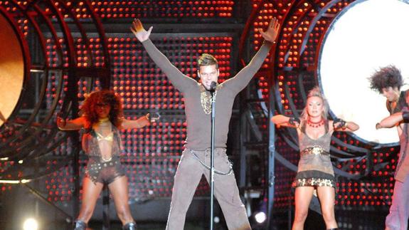 Ricky Martin en el concierto que ofreció en Almendralejo en 2007.