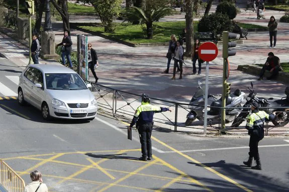 Agentes de la Policía Local en un control de vehículos en el centro de Cáceres. :: hoy