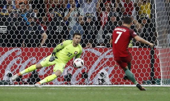 Cristiano ejecuta su penalti en la tanda del partido de anoche entre Portugal y Polonia. :: reuters