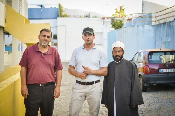 Omar (centro) camina por el barrio de Boa Fé de Elvas escoltado por el imán de Badajoz (izquierda) y el imán egipcio del Ramadán (derecha). :: josé vicente arnelas
