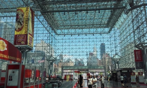 Interior del recinto ferial con los rascacielos de Nueva York al fondo.