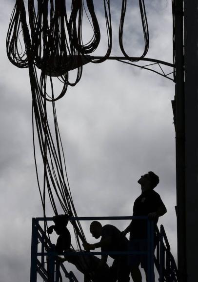 Trabajadores extendiendo cableado