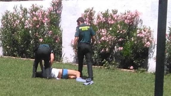 Momento en el que deteienen al joven en la piscina municipal de Valverde