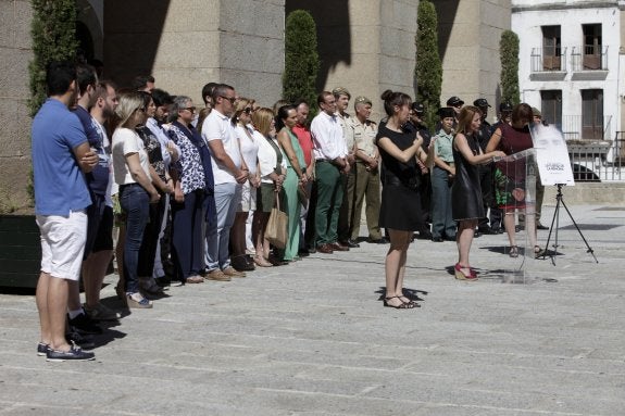 Autoridades cacereñas durante la lectura del manifiesto. :: l. cordero