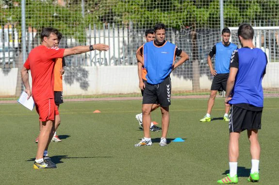 El técnico Agustín Izquierdo coloca a sus futbolistas sobre el césped en la primera sesión de entrenamientos. :: Casimiro Moreno
