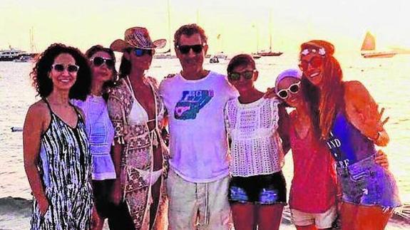 Foto de Mar Flores junto a Eduardo Velasco y cinco amigas