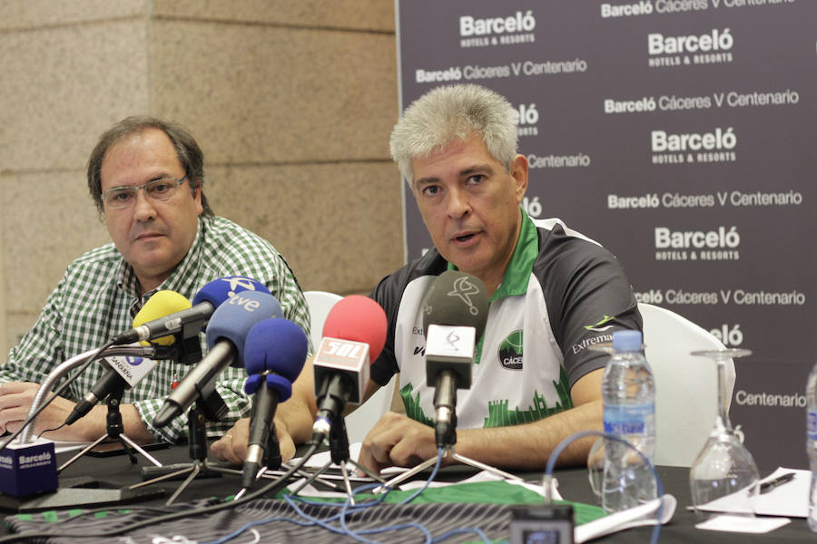 José Manuel Sánchez y Ñete Bohigas atienden a la prensa en la presentación de la nueva temporada. 