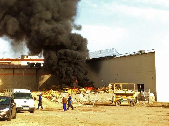 Aparatoso incendio en unas obras