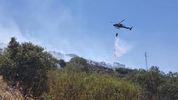 Imágenes de unos de los helicópteros trabajando en las tareas de extinción del incendio en la sierra de Arroyo.