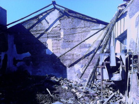 Estado en el que ha quedado la fábrica de higos tras el incendio del pasado jueves. Debajo, Pedro Frutos, el concejal :: HOy