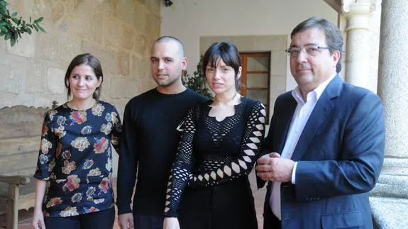 De izquierda a derecha, Isabel Gil Rosiña, portavoz del Gobierno regional, los diseñadores Víctor Alonso y María Ke Fisherman, y el presidente de la Junta de Extremadura, Guillermo Fernández Vara.