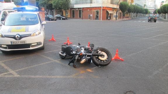 Un motorista resulta herido en un accidente en la plaza Dragones Hernán Cortés