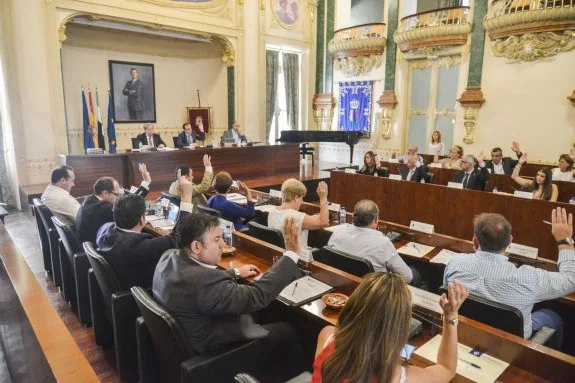 Los diputados del PP y del PSOE votan por unanimidad  en un debate de la Diputación. Debajo, Mariano Cabanillas. :: hoy