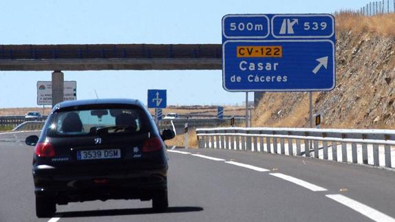 El accidente en el que murió la niña ocurrió dos kilómetros antes de la salida que muestra la foto, en la A-66 en Casar de Cáceres.